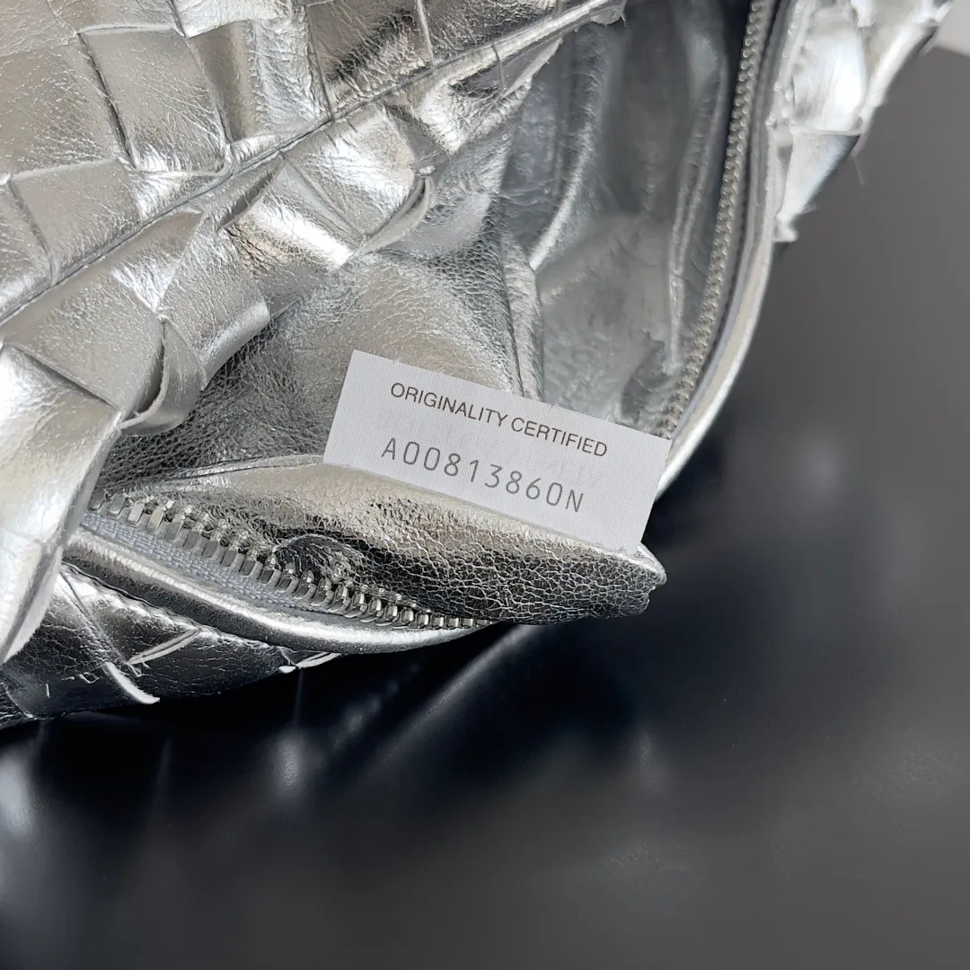 Batch 1160 Bottega veneta͙.——The latest woven knotted hobo🔥 The top-grade lambskin leather is very soft, the bag shape is unique, practical and durable. It retains the traditional woven elements while being a little more flamboyant ~ Made of hand-woven sheepskin, zipper opening and closing, curved seamless structure, effortless to match. Highly recommended⚠️⚠️⚠️ The highest-end in the market🌈 Welcome to compare [all shipped from the factory with a full set of packaging] size: 26x13x8.5cm.    Model: 651876